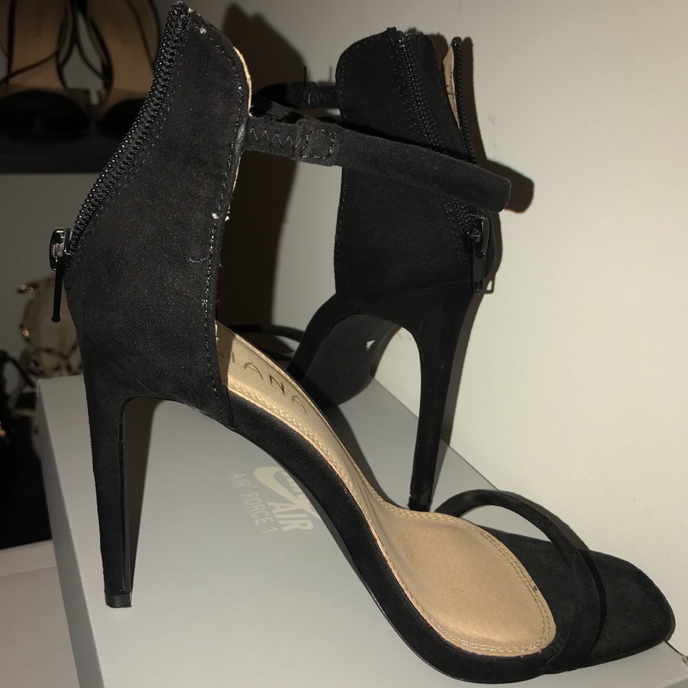 Heels - Picture 4 of 4